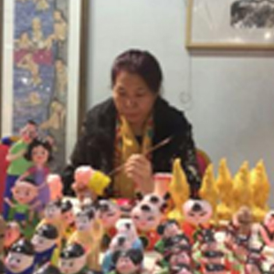 河北省工艺美术大师工美职称：河北省一级工艺美术大师代表作品：《关公》、《抱鱼娃娃》、《张果老》、《西游记系列人物》、《桃园三结义》