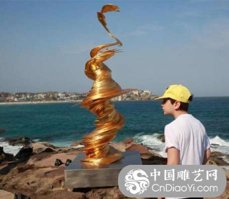 澳大利亚邦迪海滩雕塑展吸引游客 中国艺术家作品亮相