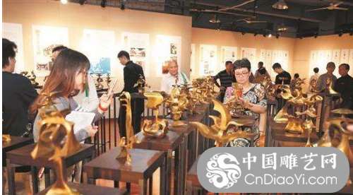 泉州华侨历史博物馆正在展出中华姓氏现代雕塑群