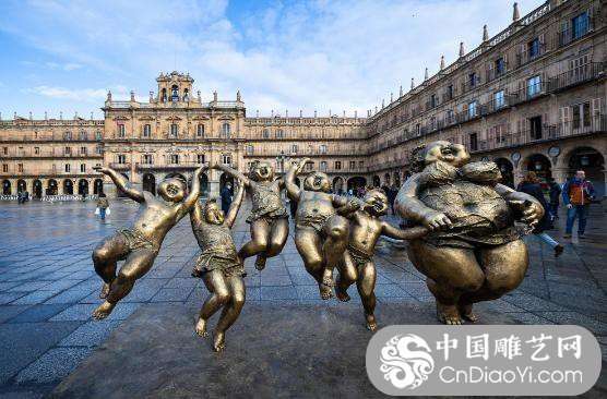 许鸿飞雕塑世界巡展第37站：“金色童年”在西班牙萨拉曼卡揭幕