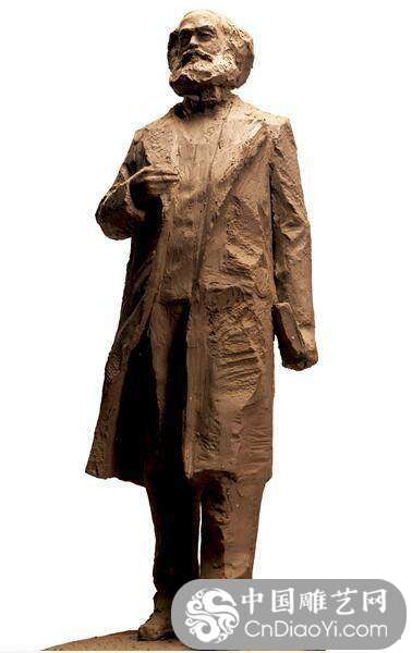 是他，用雕塑的方式表达出了中国人民对马克思的热爱和尊敬