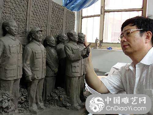 泥塑大师创作《开国大典》群雕 人物栩栩如生(图)