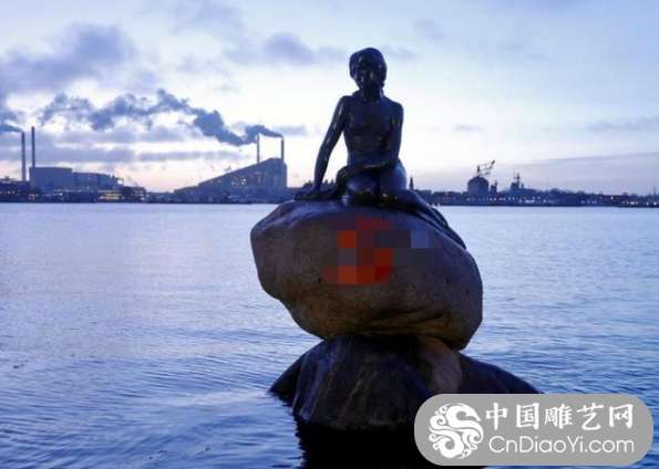 丹麦地标“小美人鱼”雕塑被涂乱港口号