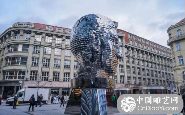 捷克最高科技含量的雕塑，游客不用找最佳位置，其360度自动切换