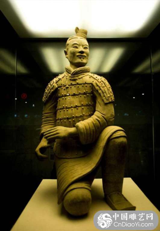 中国古代雕塑艺术家的杰作——跪射武士俑