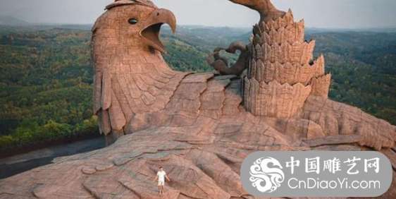 雕塑家创作出世界上最大的鹰，比荆州关公还高出2米