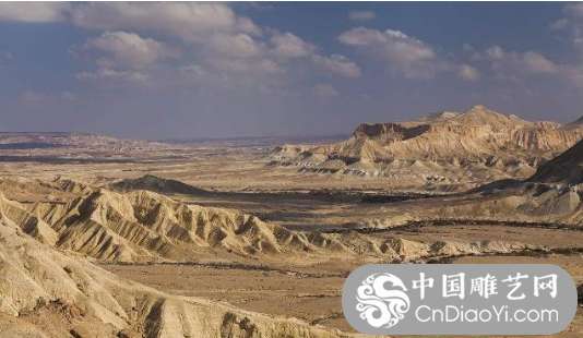 以色列沙漠之中，出现一处史前遗迹！其中雕刻让游客无法理解！