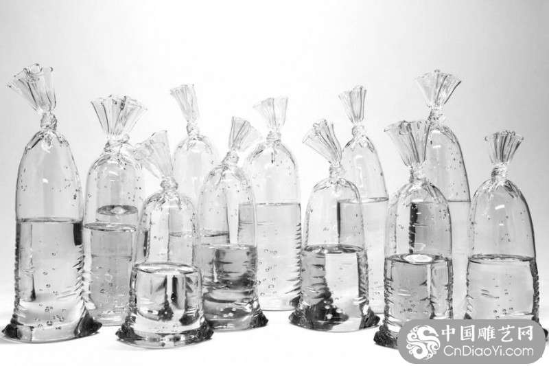 这是几个装满水的塑料袋？其实它们都是玻璃雕塑