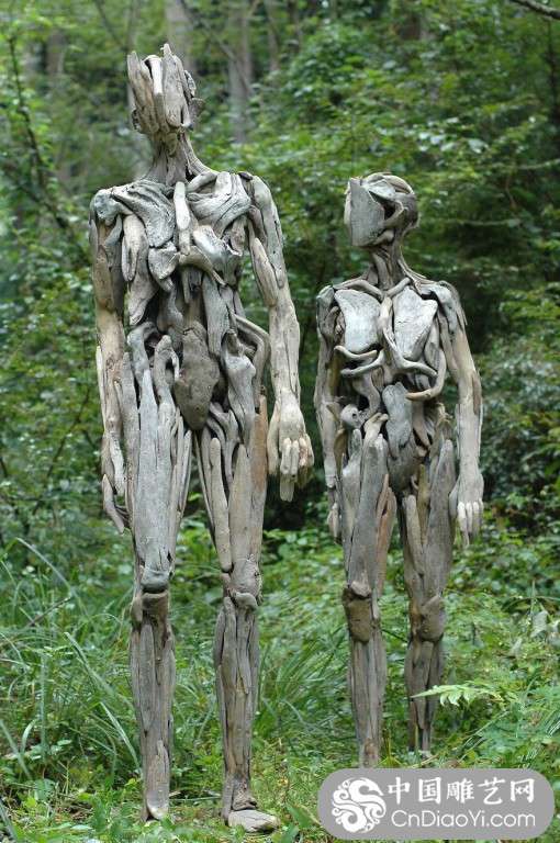 胆小者慎入，日本荒郊野外栩栩如生的木头人雕塑